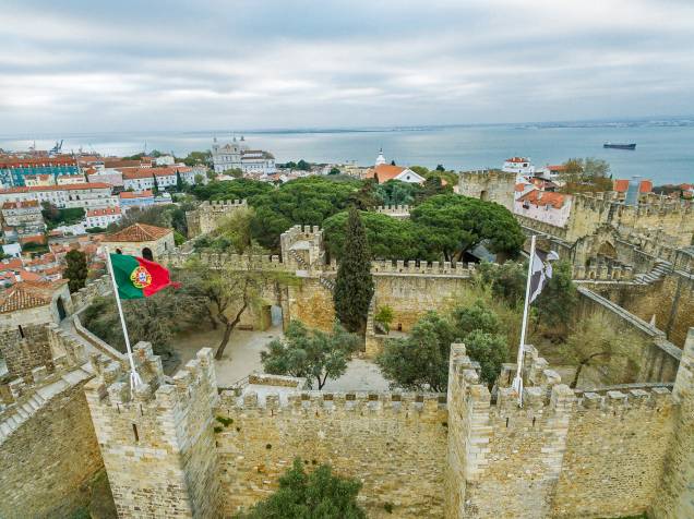 Fundado pelos muçulmanos no século 10, o Castelo de São Jorge fica na colina mais alta de Lisboa. Das suas muralhas tem-se uma das melhores vistas do centro histórico e do Rio Tejo Fundado pelos muçulmanos no século 10, o Castelo de São Jorge fica na colina mais alta de Lisboa. Das suas muralhas tem-se uma das melhores vistas do centro histórico e do Rio Tejo