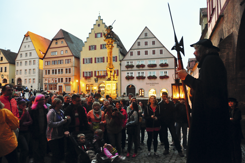 Tour com o guarda em Rothenburg ob der Tauber, Alemanha Tour com o guarda em Rothenburg ob der Tauber, Alemanha