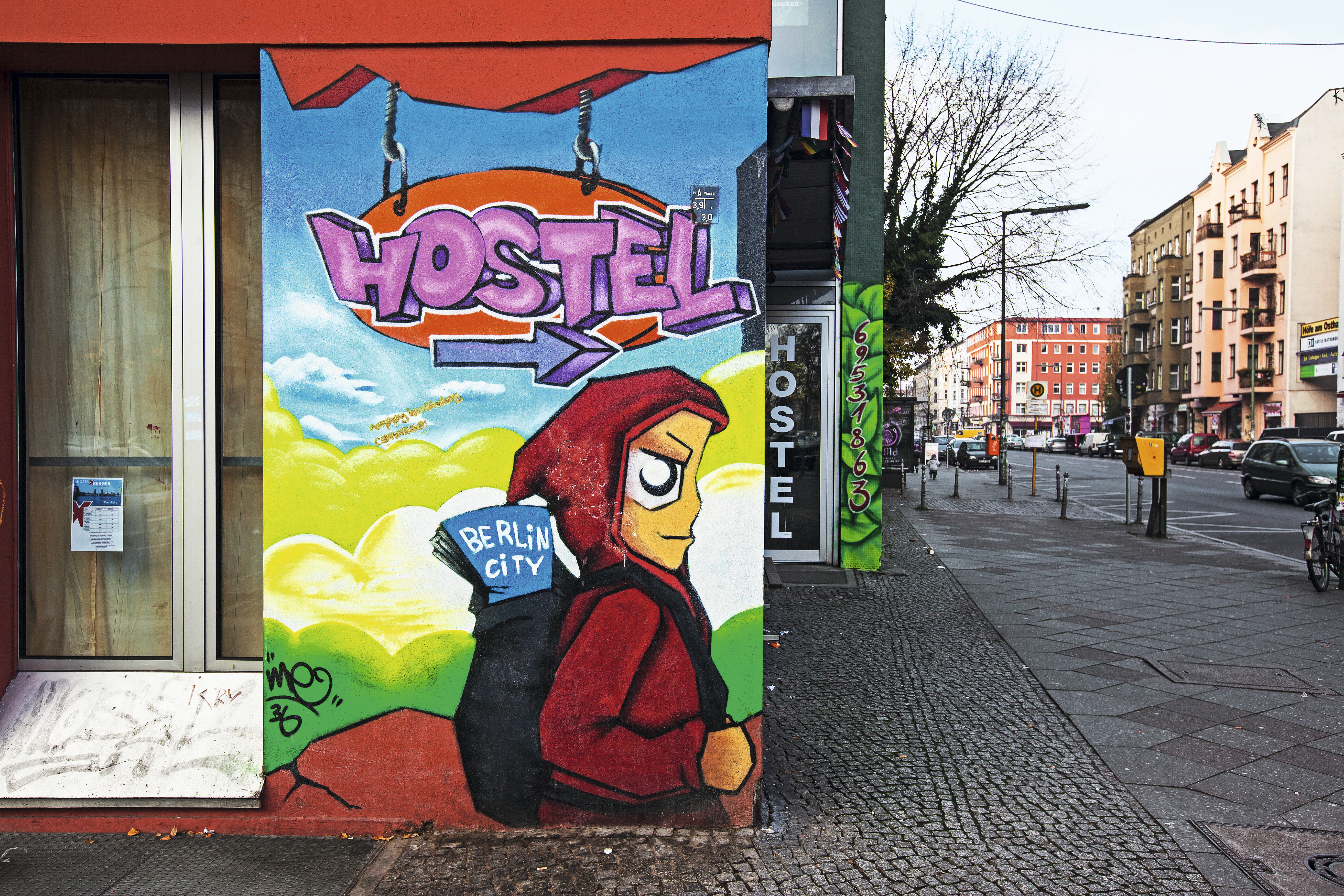 Pintura em parede indicando hostel em Berlim