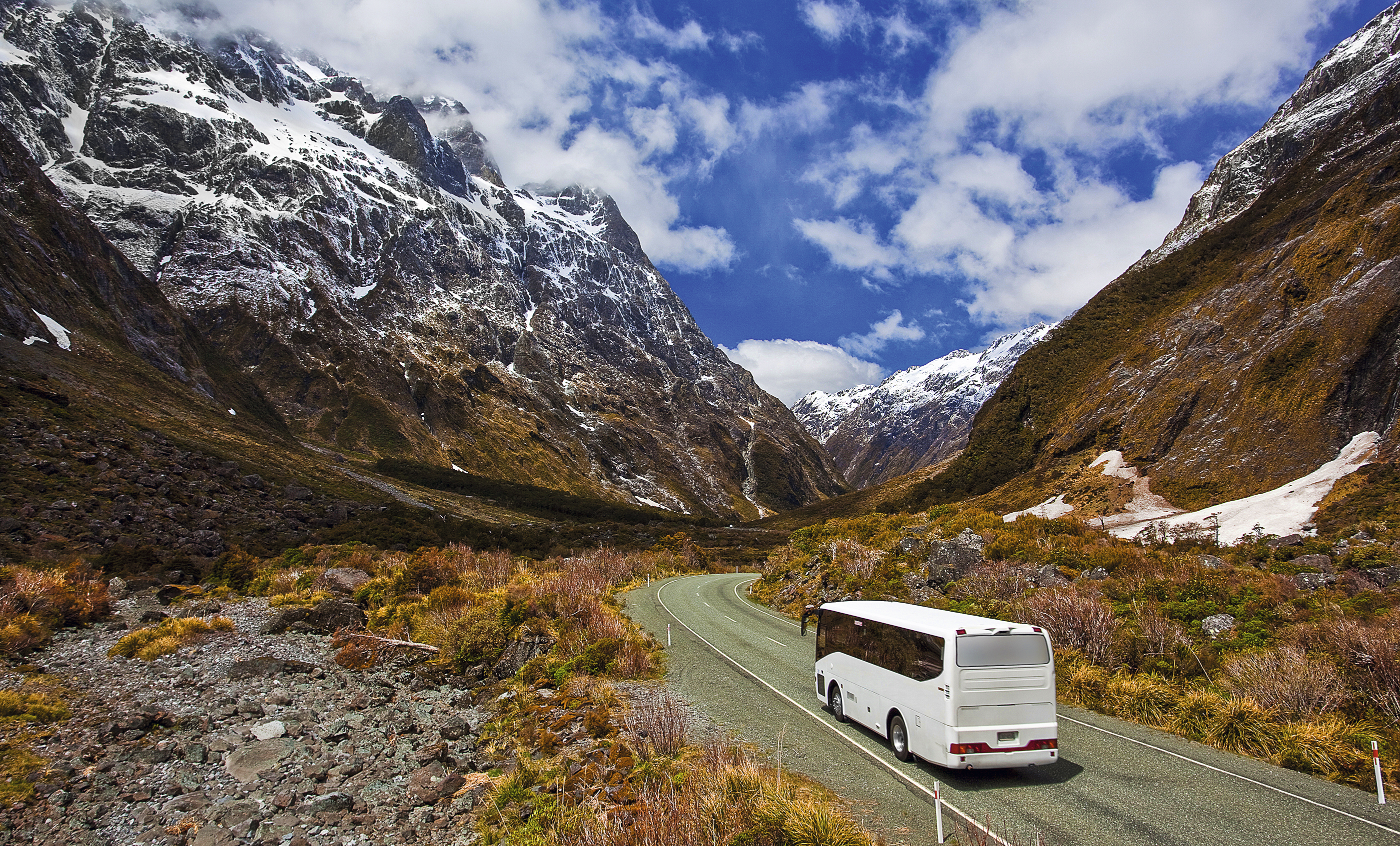 Ônibus em estrada nas montanhas