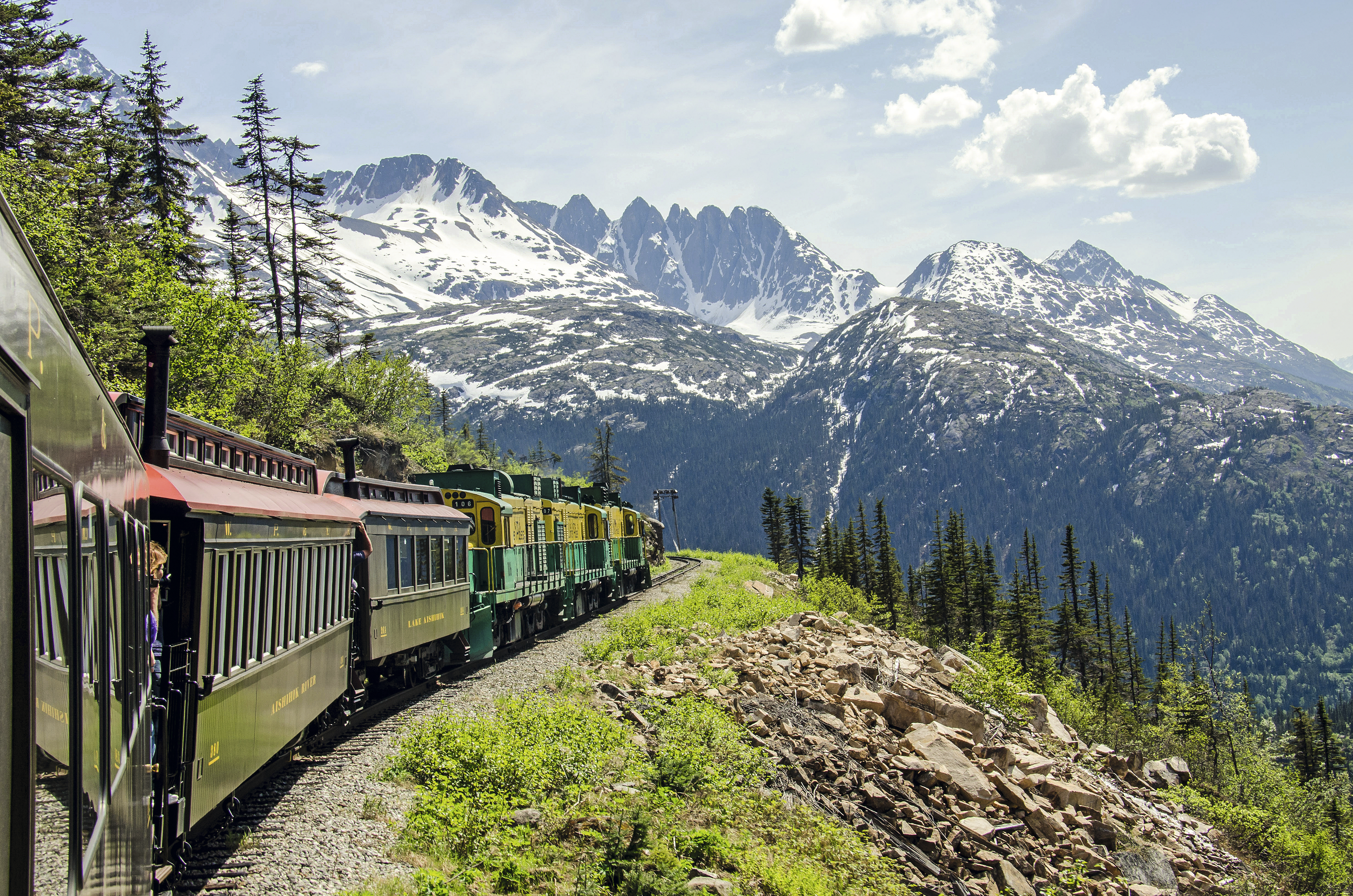 Trem andando em paisagem de montanhas