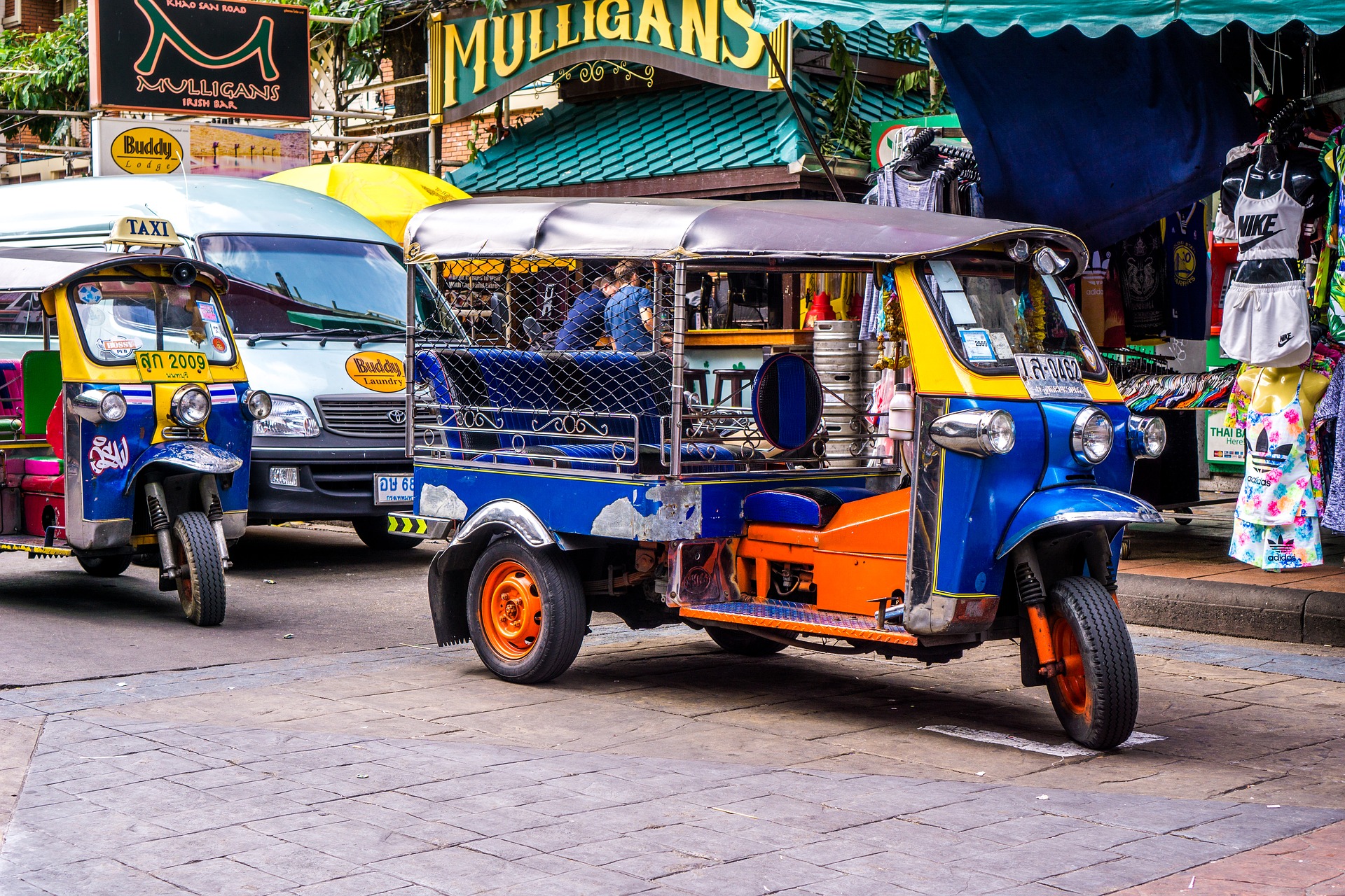 Tuk tuk na estrada de Khaosan, em Bangkok, Tailândia