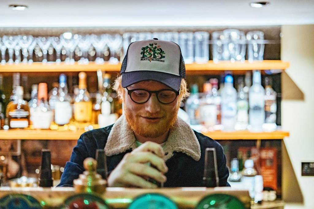 Ed Sheeran serve um chope – ou melhor, uma pint – no seu novo bar, o Bertie Blossom Ed Sheeran serve um chopp no seu novo bar, o Bertie Blossom, Londres