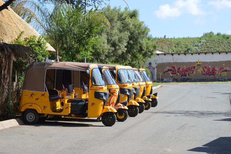 Fila de Tuk-Tuks do Soweto Backpackers, Joanesburgo, África do Sul Fila de Tuk-Tuks do Soweto Backpackers, Joanesburgo, África do Sul