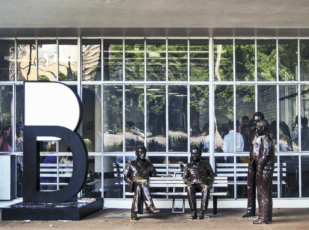 Estátuas da obra Encontro Marcado, na Biblioteca Luiz de Bessal, Belo Horizonte, Minas Gerais, Brasil Estátuas da obra Encontro Marcado, na Biblioteca Luiz de Bessal, Belo Horizonte, Minas Gerais, Brasil