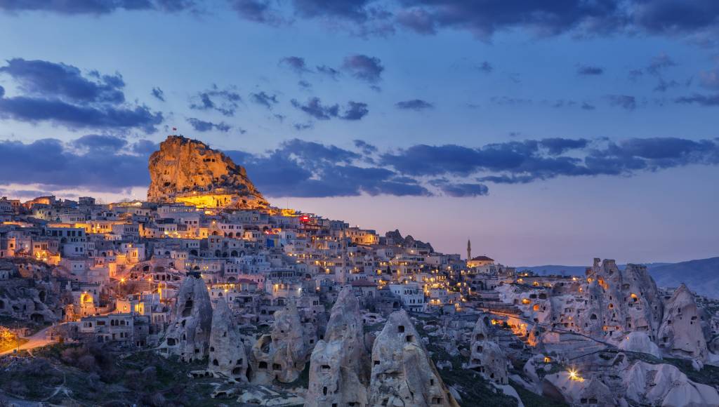 Vista da cidade de Uçhisar. Ao fundo, o Castelo de Uçhisar, Capadócia, Turquia Vista da cidade de Uçhisar. Ao fundo, o Castelo de Uçhisar, Capadócia, Turquia
