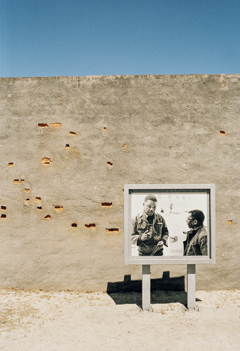 A foto mostra os prisioneiros Mandela e Walter Sisulu, na Robben Island, África do Sul A foto mostra os prisioneiros Mandela e Walter Sisulu, na Robben Island, África do Sul