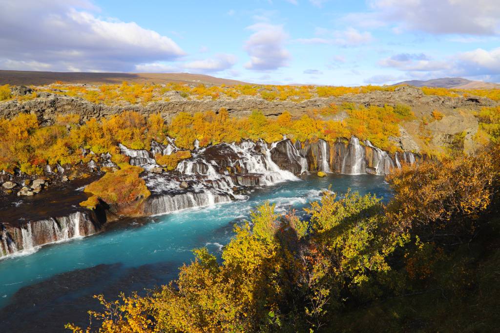 Cachoeiras Hraunfossar no outono, Islândia Cachoeiras Hraunfossar no outono, Islândia
