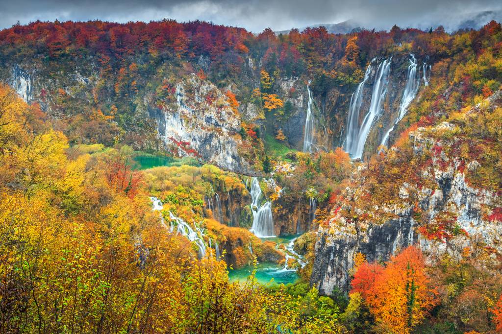 Spectacular autumn landscape with magical waterfalls in Plitvice lakes,Croatia Parque Nacional dos Lagos de Plitvice, Croácia, no outono