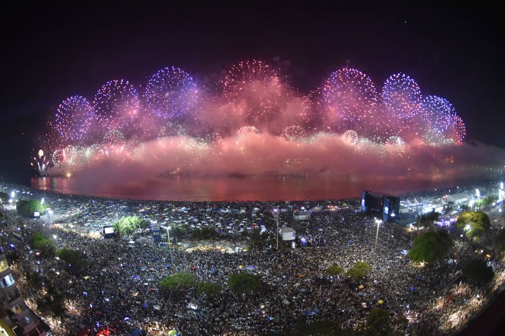 Praia de Copacabana no Ano Novo, Rio de Janeiro Praia de Copacabana no Ano Novo, Rio de Janeiro