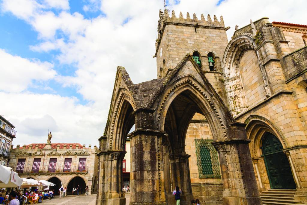 The main city square in Guimarães O lindo Largo da Oliveira, com o Padrão do Salado em primeiro plano: coração da cidade