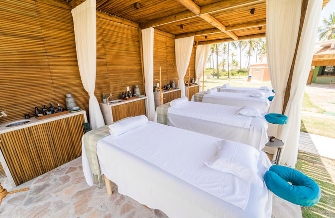 No Sauípe Premium Brisa, as massagens são feitas em uma tenda na beira da piscina No Sauípe Premium Brisa, as massagens são feitas em uma tenda na beira da piscina