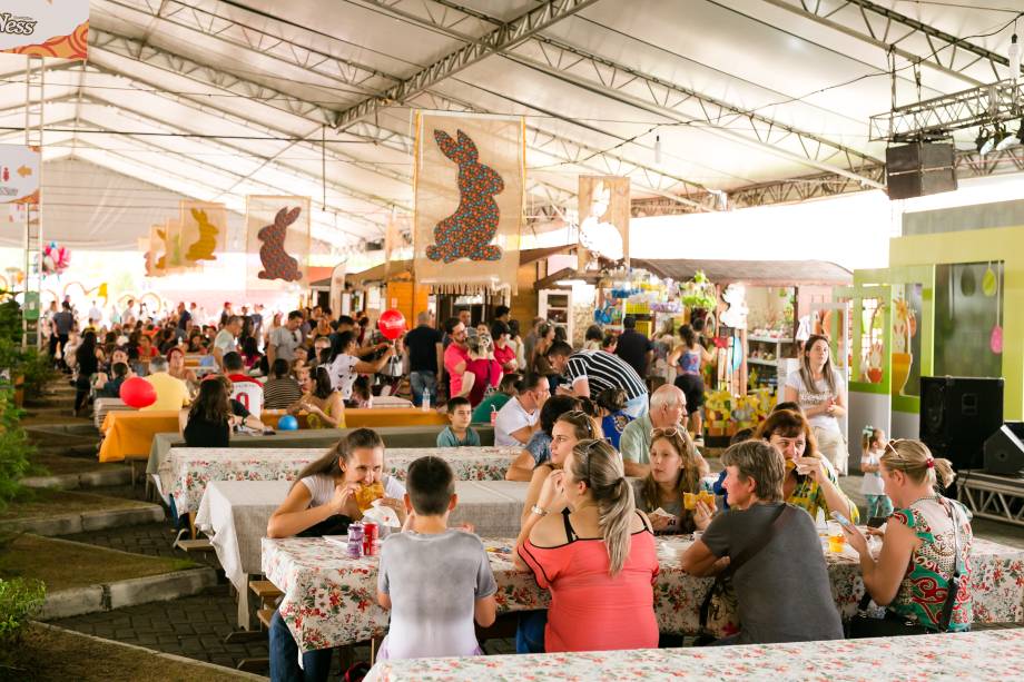 Pastéis, sanduíches e comidas típicas alemãs são vendidas na Osterfest