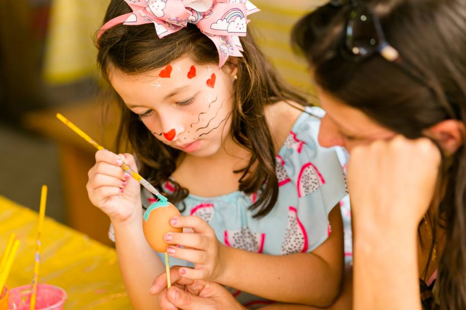 Entre as atrações para as crianças está a pintura de ovos Entre as atrações para as crianças está a pintura de ovos