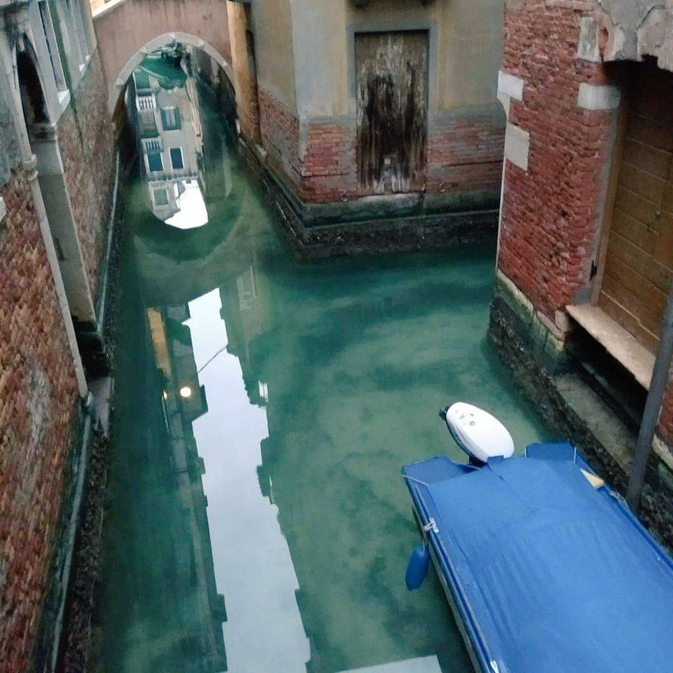 Canais limpos em Veneza pela ausência de pessoas. O coronavírus afastou turistas da Itália