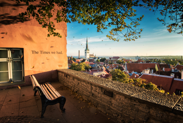 A imponente igreja de São Olavo vista de um dos muitos lugares encantadores de Tallin, na Estônia