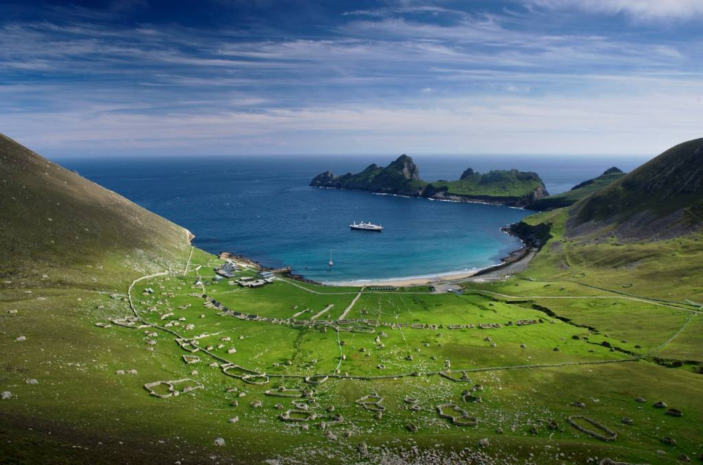 St. Kilda, Escócia - Um pouco distante da costa escocesa, o arquipélago fica no limite das Ilhas Britânicas, mas ainda atrai visitantes que querem explorar um destino remoto. Abandonada a mais de 100 anos, historiadores afirmam que o local começou a ser habitado há mais de 7 mil anos, depois foi lar da civilização viking nos séculos 9 e 10, e mais tarde de monges cristãos, que viveram ali por volta do século 17. Com ruínas de casas de pedra, hoje a única vida no local são de diferentes espécies de aves.