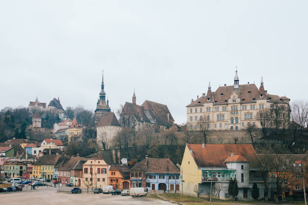 A cidade Sighisoara, na Romênia Sighisoara, Romênia - A cidade medieval foi local de nascimento de Vlad, o Empalador, príncipe que deu origem à lenda do Conde Drácula (seu castelo, no entanto, não fica na cidade). Sombria, ali encontra-se colinas repletas de casarões, ruas de pedras e igrejas góticas, uma delas, com um cemitério macabro, está no alto da cidade. A Casa Vlad-Dracul foi onde Vlad nasceu em 1431, e hoje é um restaurante e museu decorado de maneira vampiresca.