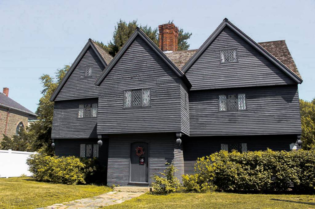 USA-2 Salem, Massachusetts - Fundada em meados de 1600, a cidade é famosa pelas perseguições das supostas bruxas de Salem, que foram enforcadas na cidade. Hoje, a fama e turismo na cidade gira em torno deste evento, e muitos locais onde as bruxas foram julgadas ainda existem, em especial a Casa Jonathan Corwin, onde morava o juiz que condenou as mulheres, que hoje abriga um museu. Além disso, o Cemitério Old Burying Point é dado como assombrado pela população.