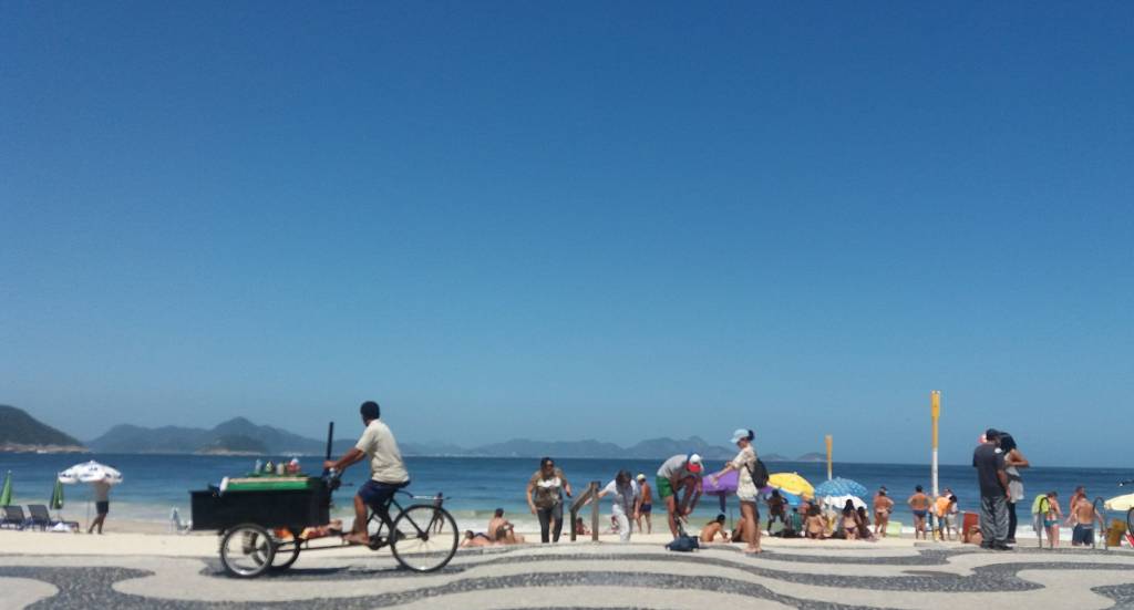 O céu mais azul do que de SP e a calçada inconfundível de Copacabana