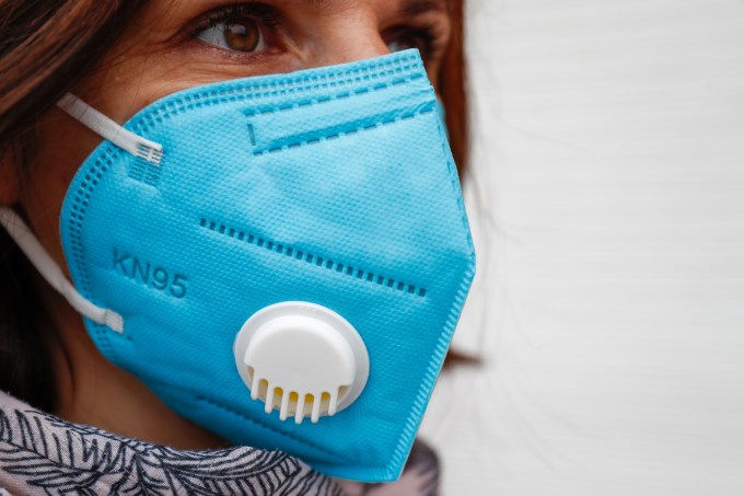 Máscaras com válvulas serão proibidas em voos da Latam a partir de 1º de março