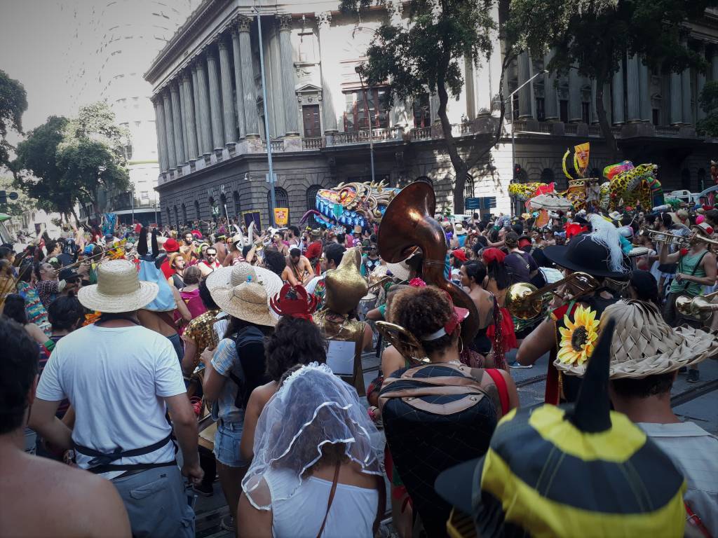 Cortejo do Boi Tolo só fica melhor em um cenário como a antiga sede do Banco Central