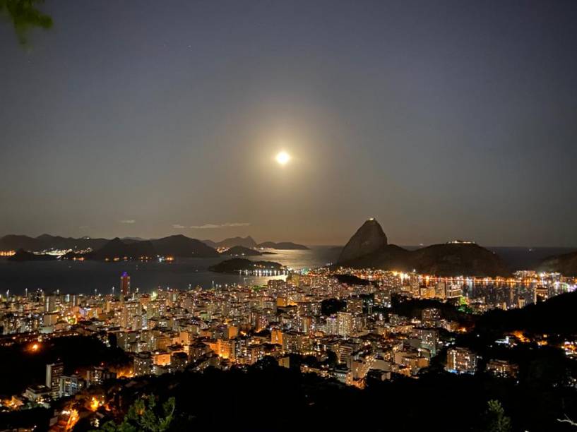 A vista especial do hotel ganha contornos cinematográficos nos jantares de Lua cheia.