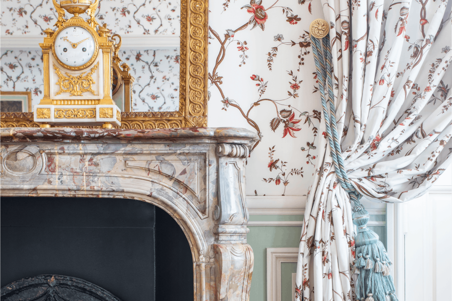 Apesar de terem sido reformados, os quartos mantém inspiração na decoração da época do Rei Sol Apesar de terem sido reformados, os quartos mantém inspiração na decoração da época do Rei Sol