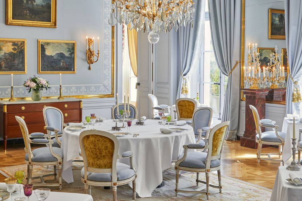 No jantar, o restaurante do hotel simula os banquetes promovidos pela realeza francesa no século 18 No jantar, o restaurante do hotel simula os banquetes promovidos pela realeza francesa no século 18