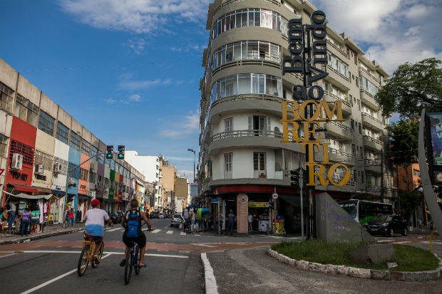 bom-retiro Placa de boas vindas do bairro Bom Retiro na entrada da Rua José Paulino