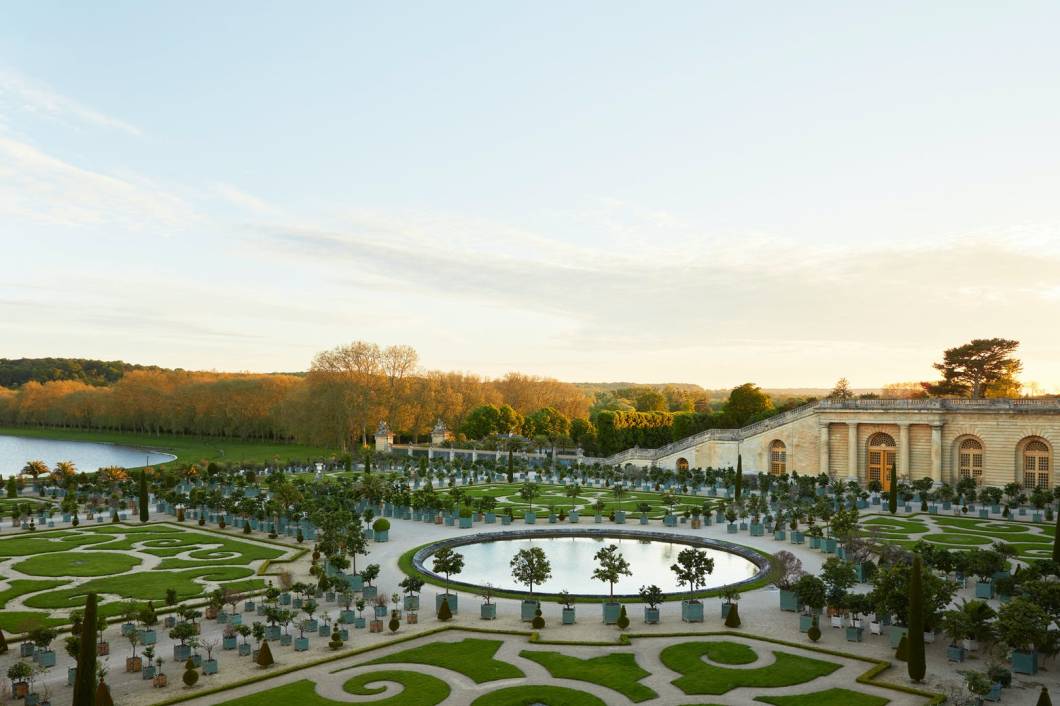 Um dos passeios exclusivos para hóspedes percorre os famosos jardins planejados de Versalhes Um dos passeios exclusivos para hóspedes percorre os famosos jardins planejados de Versalhes