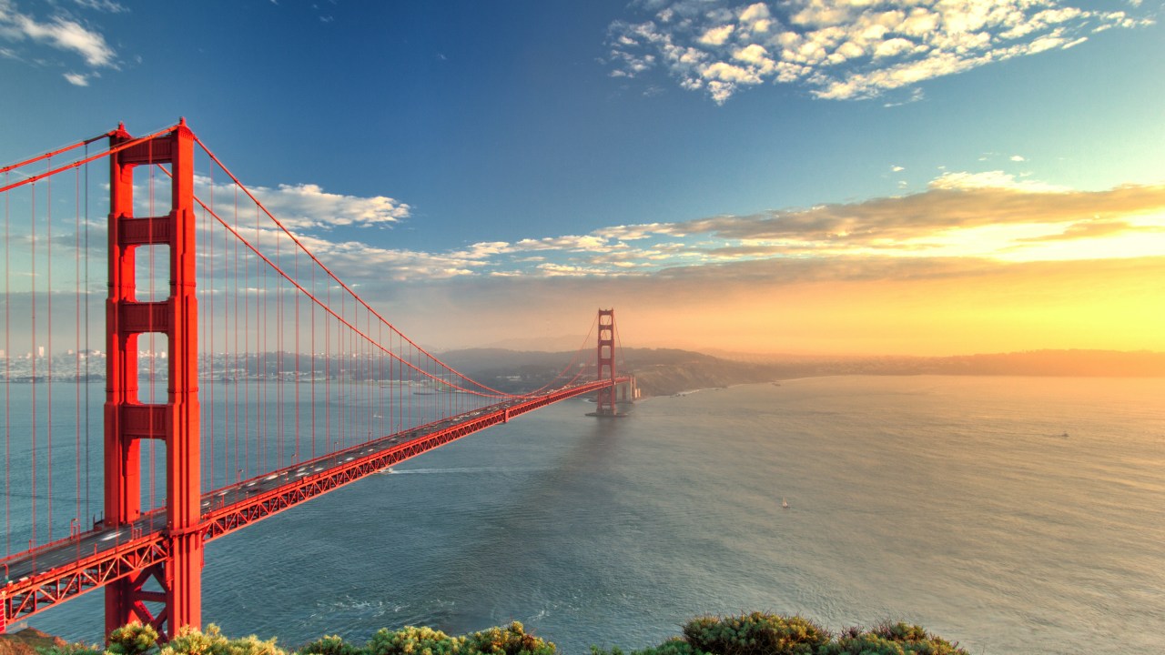 Golden Gate Bridge, em San Francisco, Califórnia, com o pôr do sol ao fundo