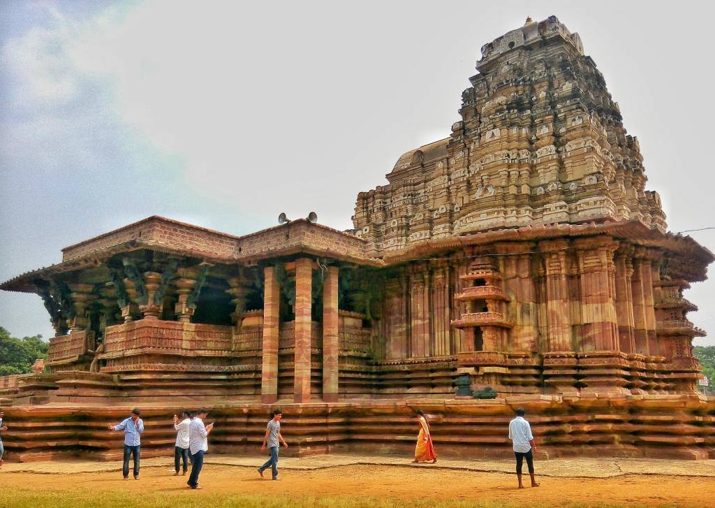 Ramappa_Temple_(Human_Scale)Templo Ramappa, na Índia Templo Ramappa, na Índia