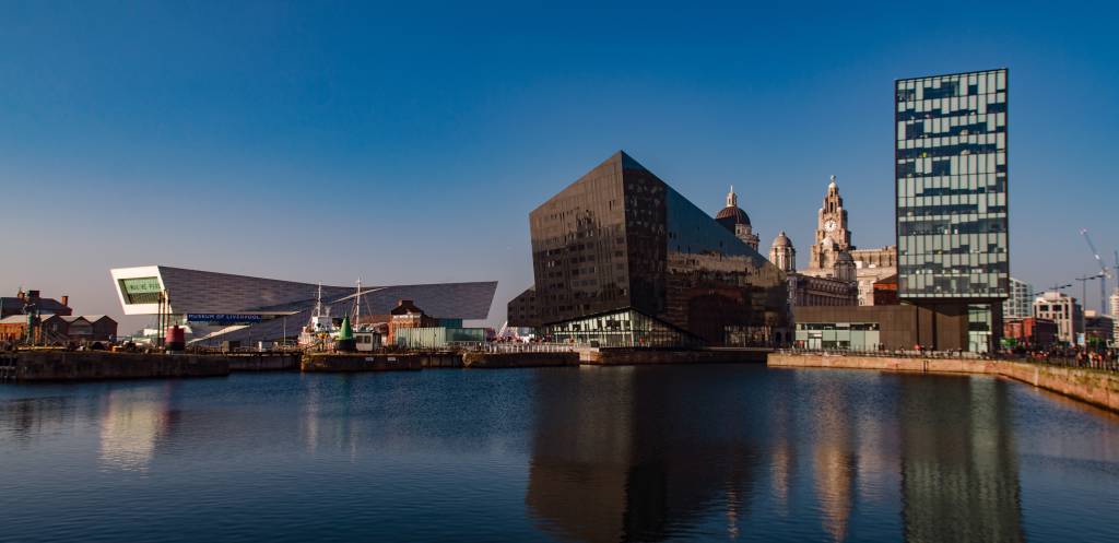 Liverpool, Inglaterra Prédios ultramodernos em Liverpool, na Inglaterra
