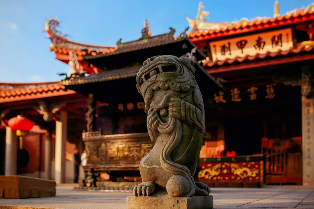 Quanzhou, China Estátua em frente ao Templo Confuncionista de Quanzhou, na China. Crédito: