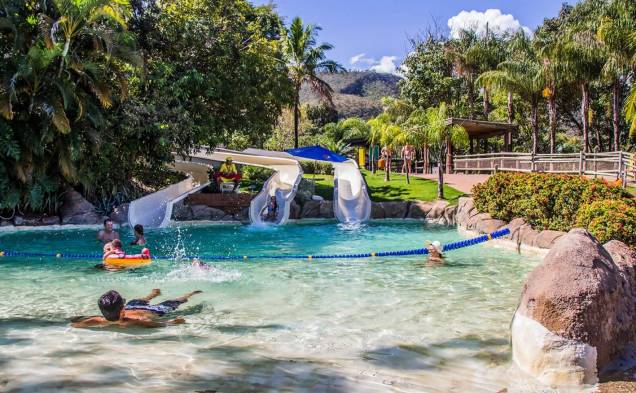 No Hot Park, os visitantes sentam em bóias ou deitam de bruços sobre um tapetinho para escorregar em alguns toboáguas. No Hot Park, os visitantes sentam em bóias ou deitam de bruços sobre um tapetinho para escorregar em alguns toboáguas.