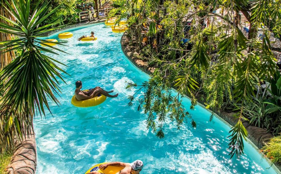 Atração tranquila para todas as idades, o Lazy River é uma leve correnteza de água que carrega os visitantes deitados em bóias.