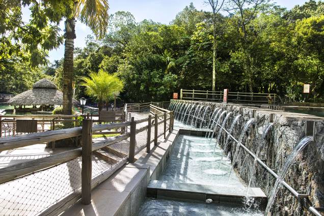 No Parque das Fontes, as duchas que se formam entre uma piscina e outra massageiam os ombros dos visitantes. No Parque das Fontes, as duchas que se formam entre uma piscina e outra massageiam os ombros dos visitantes.