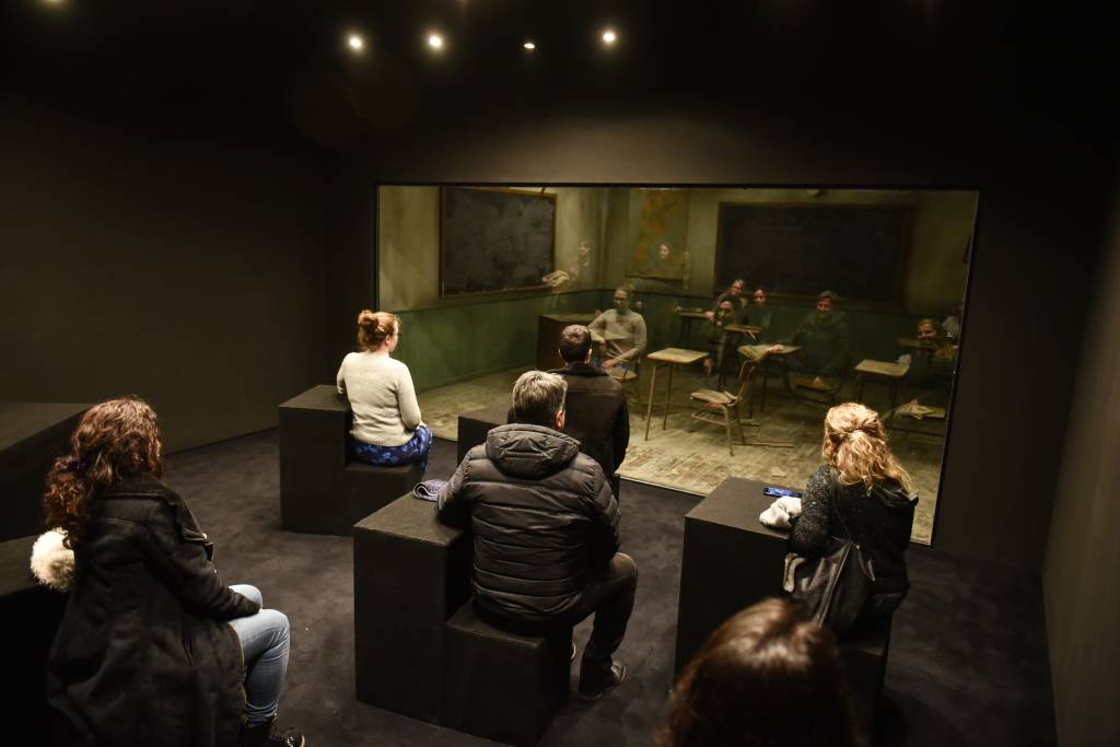 Na instala&ccedil;&atilde;o" Classroom", os visitantes observam seu reflexo por um vidro que cria uma cena diferente
