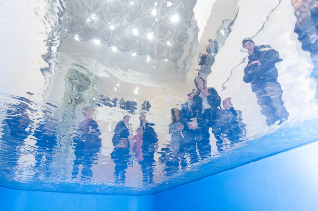 A obra "Swimming Pool" &eacute; a grande estrela da mostra oferece uma perspectiva como se o visitante estivesse submerso em uma piscina. Cr&eacute;dito:
