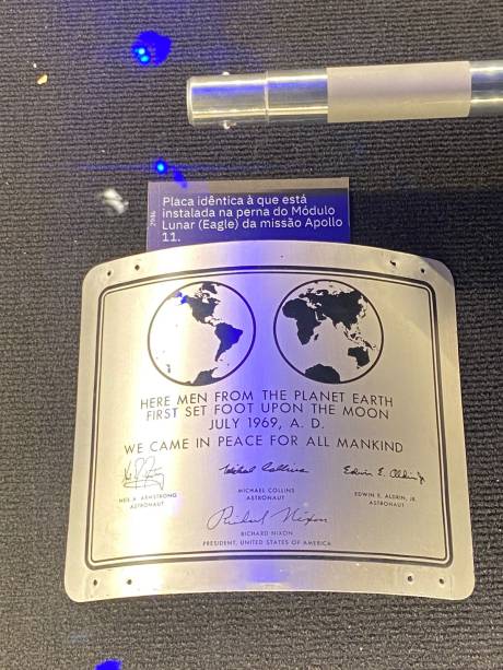 "Aqui, homens do planeta Terra pisaram pela primeira vez na Lua. Julho de 1969. Nós viemos em paz por toda a humanidade", diz a placa idêntica à instalada na perna do Módulo Lunar