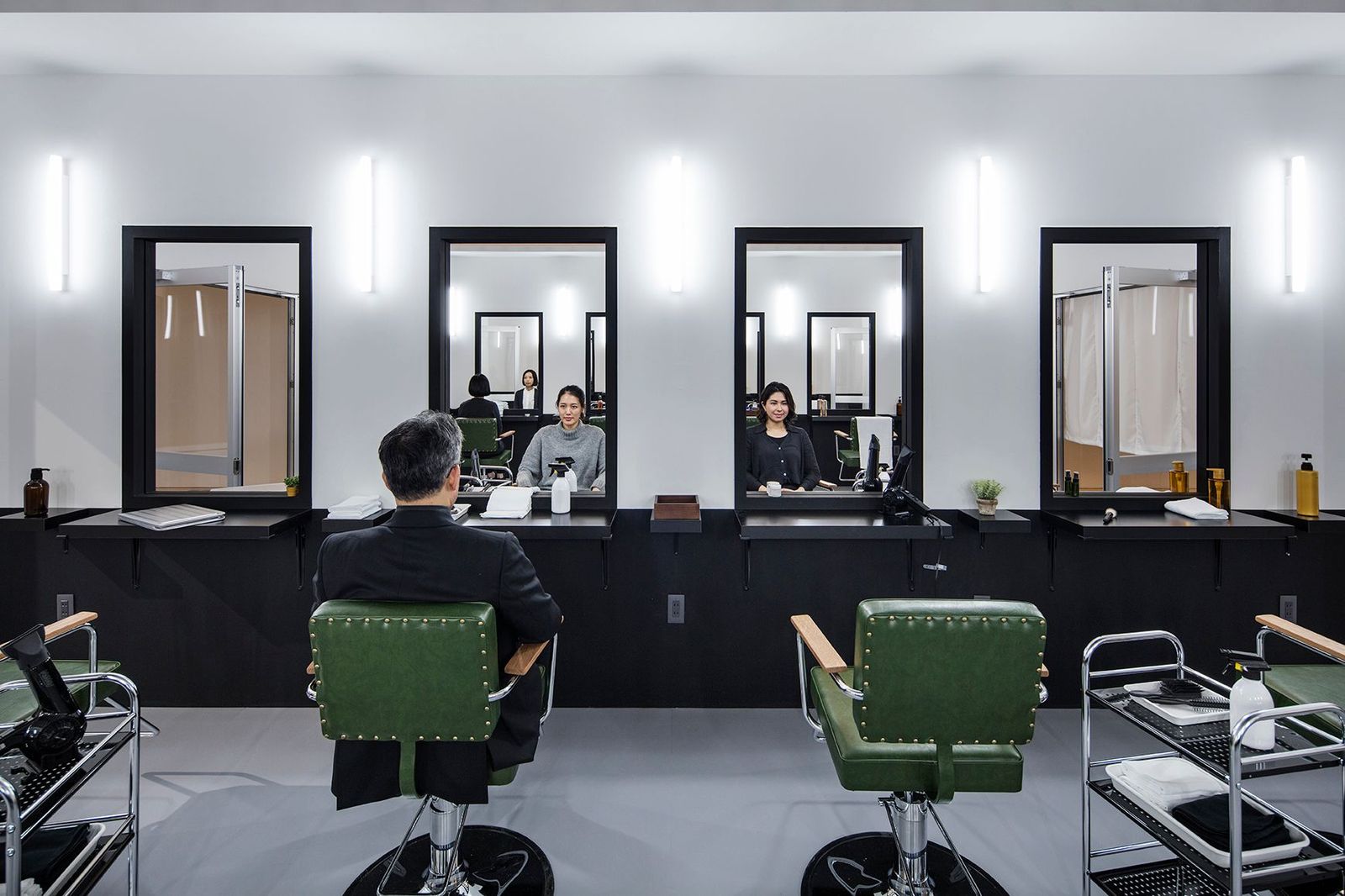 A obra "Hair Saloon" abre a exposi&ccedil;&atilde;o e promove um jogo de espelhos no qual a imagem refletida contraria a expectativa do visitante
