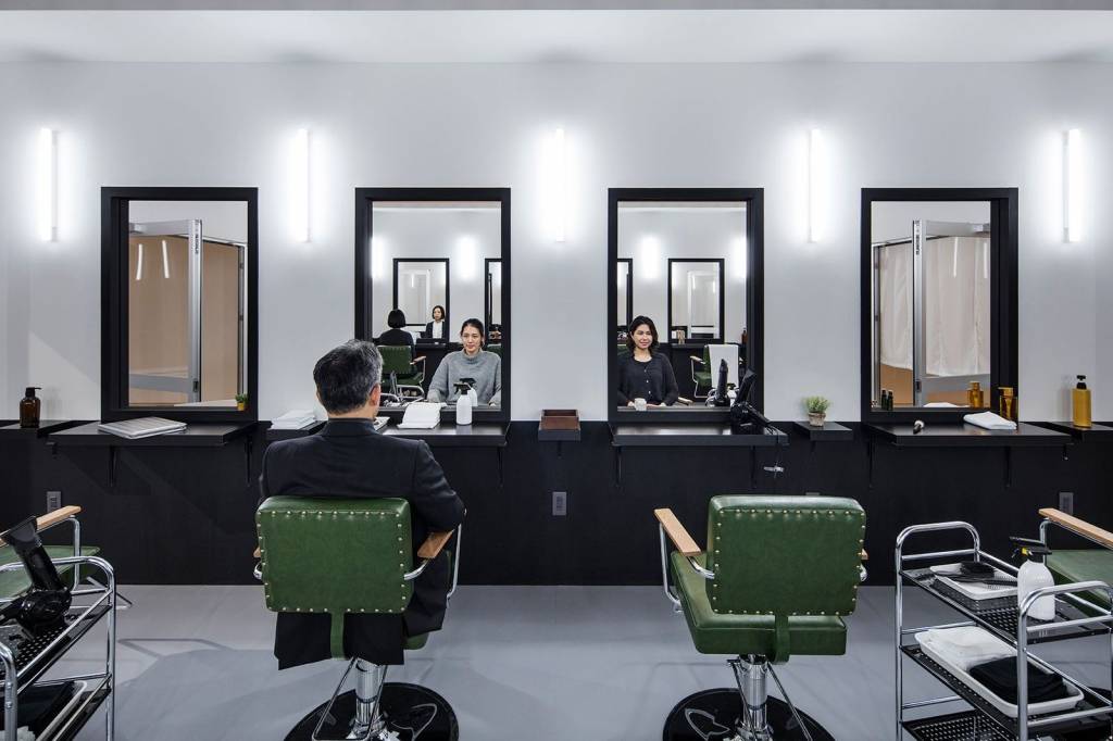 A obra "Hair Saloon" abre a exposi&ccedil;&atilde;o e promove um jogo de espelhos no qual a imagem refletida contraria a expectativa do visitante