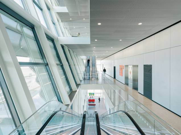 São 26 mil m² distribuídos em 13 andares com amplas salas para exposição. São 26 mil m² distribuídos em 13 andares com amplas salas para exposição.