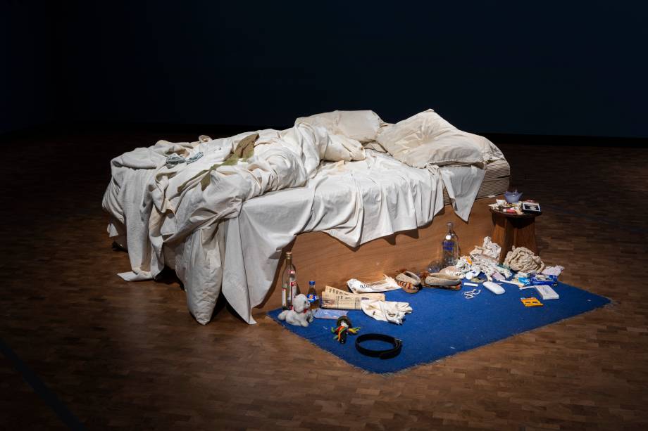 Uma das obras mais famosas e polêmicas de Emin é "A Cama", cercada de garrafas vazias e preservativos usados.