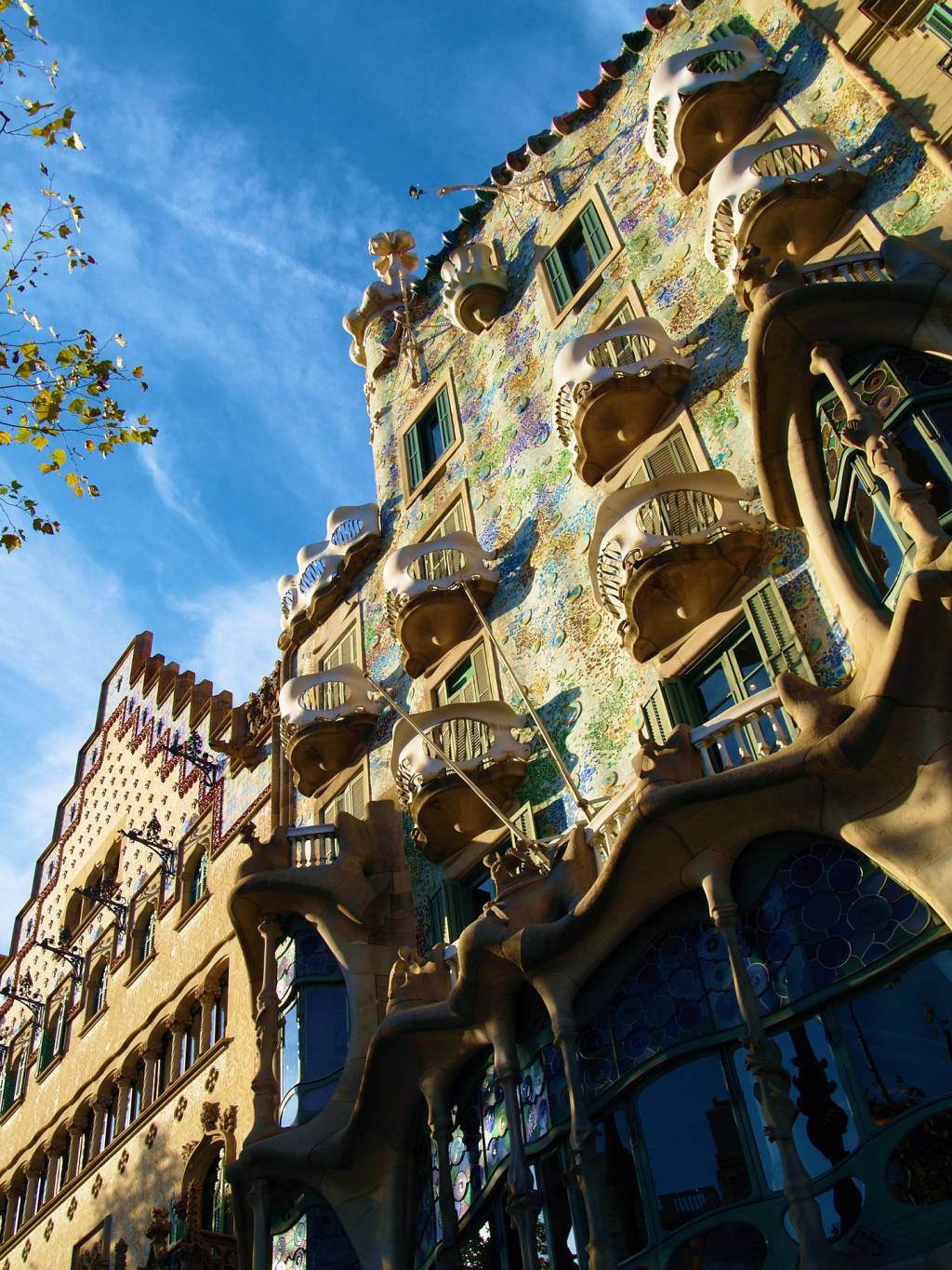 barcelona-ga02c2a3fe_1920 Um dos quarteirões mais bonitos e famosos do Eixample, com a Casa Batlló, projetada pelo arquiteto Antoni Gaudí, em destaque.