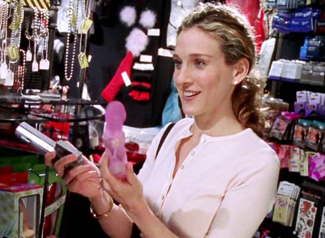 Carrie apresenta o vibrador "rabbit" para a amiga Charlotte. Carrie apresenta o vibrador "rabbit" para a amiga Charlotte.