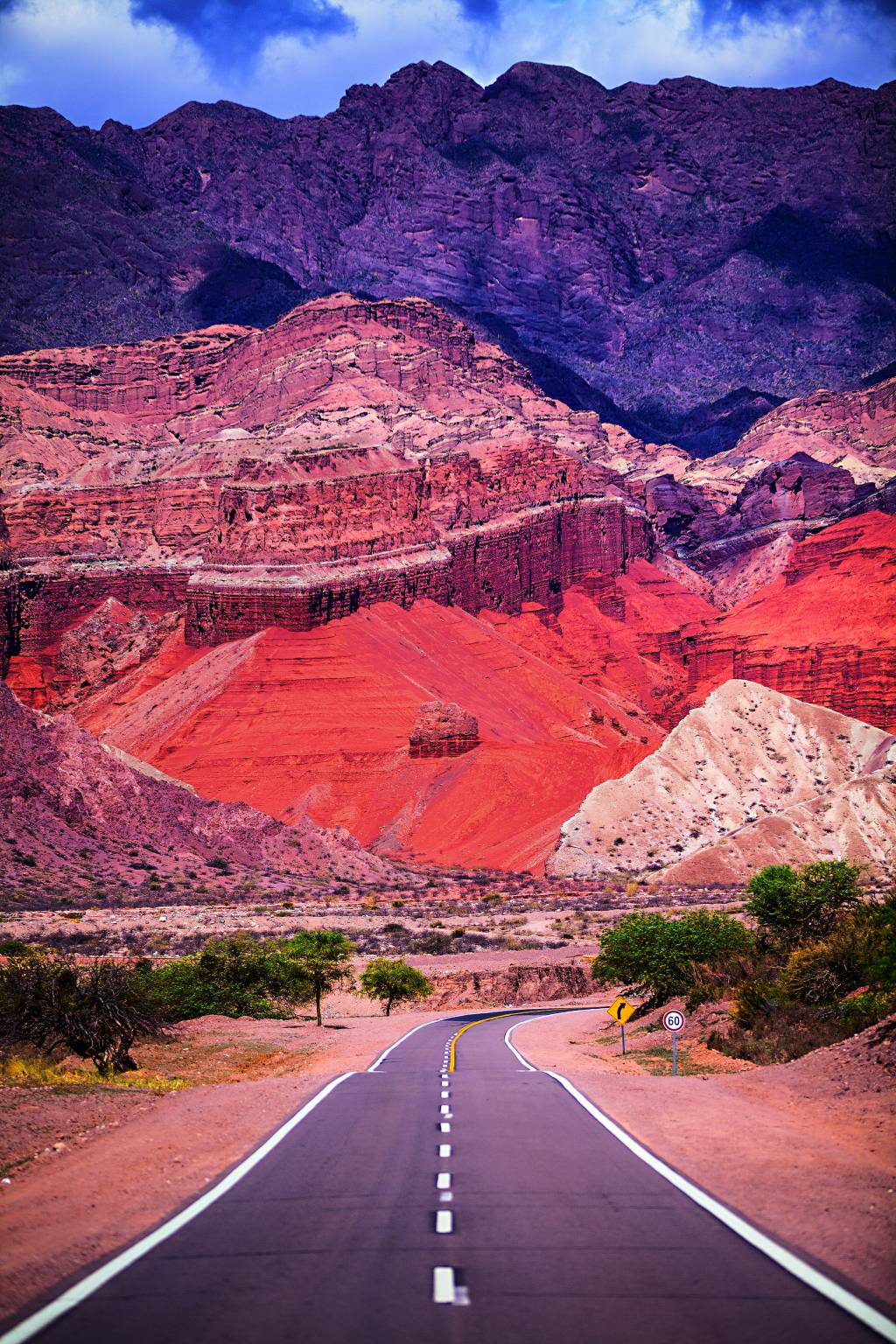 Ruta 68, que une Salta a Cafayate. Uma estrada se estende pelo meio de paredões rochosos avermelhados