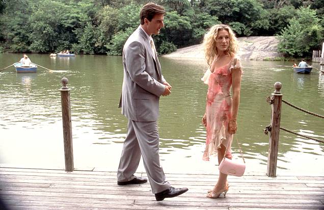 Carrie e Big no lago em frente ao The Loeb Boathouse, pouco antes de caírem na água. Carrie e Big no lago em frente ao The Loeb Boathouse, pouco antes de caírem na água.