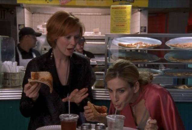 Miranda e Carrie se jogam nas pizzas do Two Boots. Miranda e Carrie se jogam nas pizzas do Two Boots.